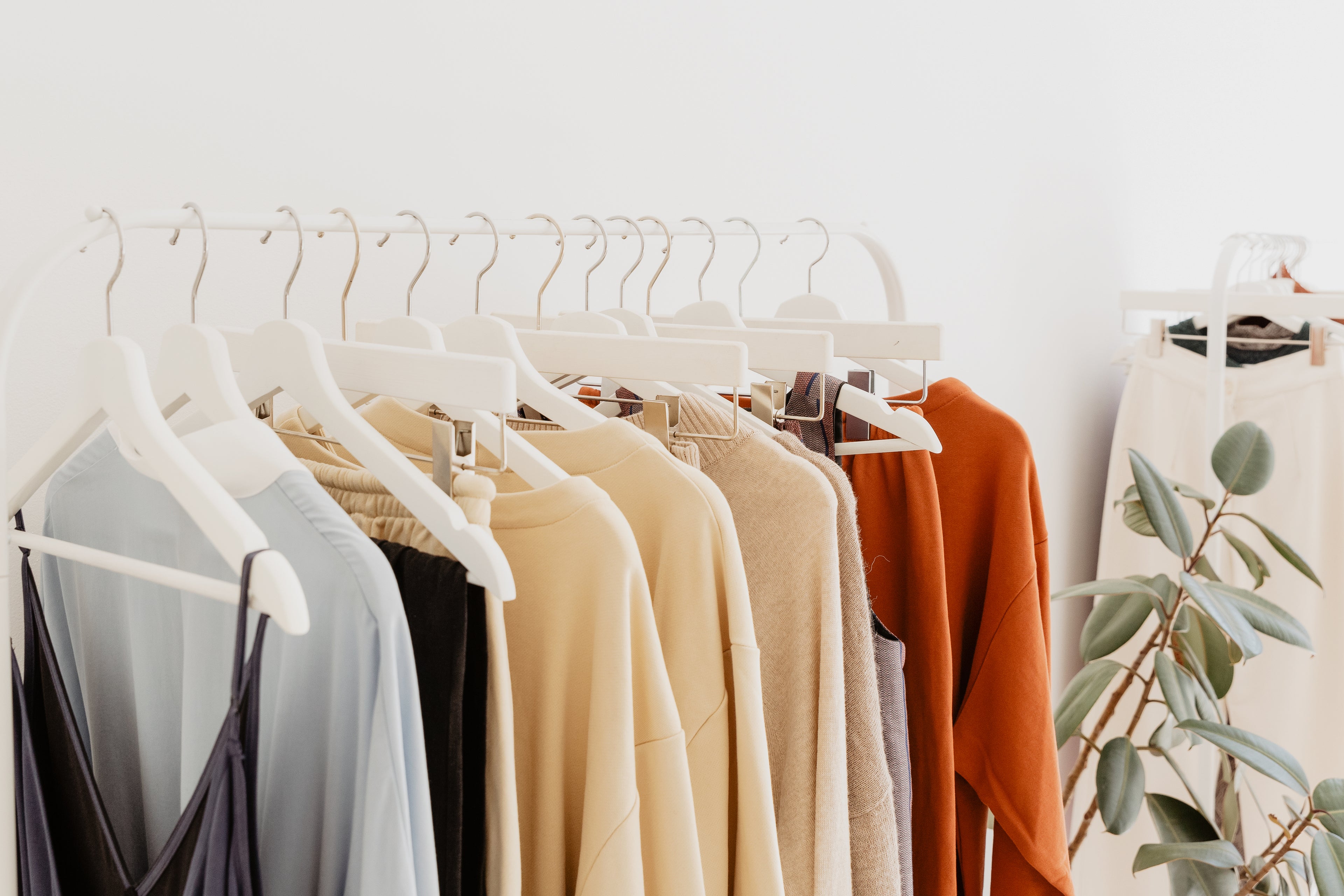 minimalist-retail-clothing-display - OneCatBoutique
