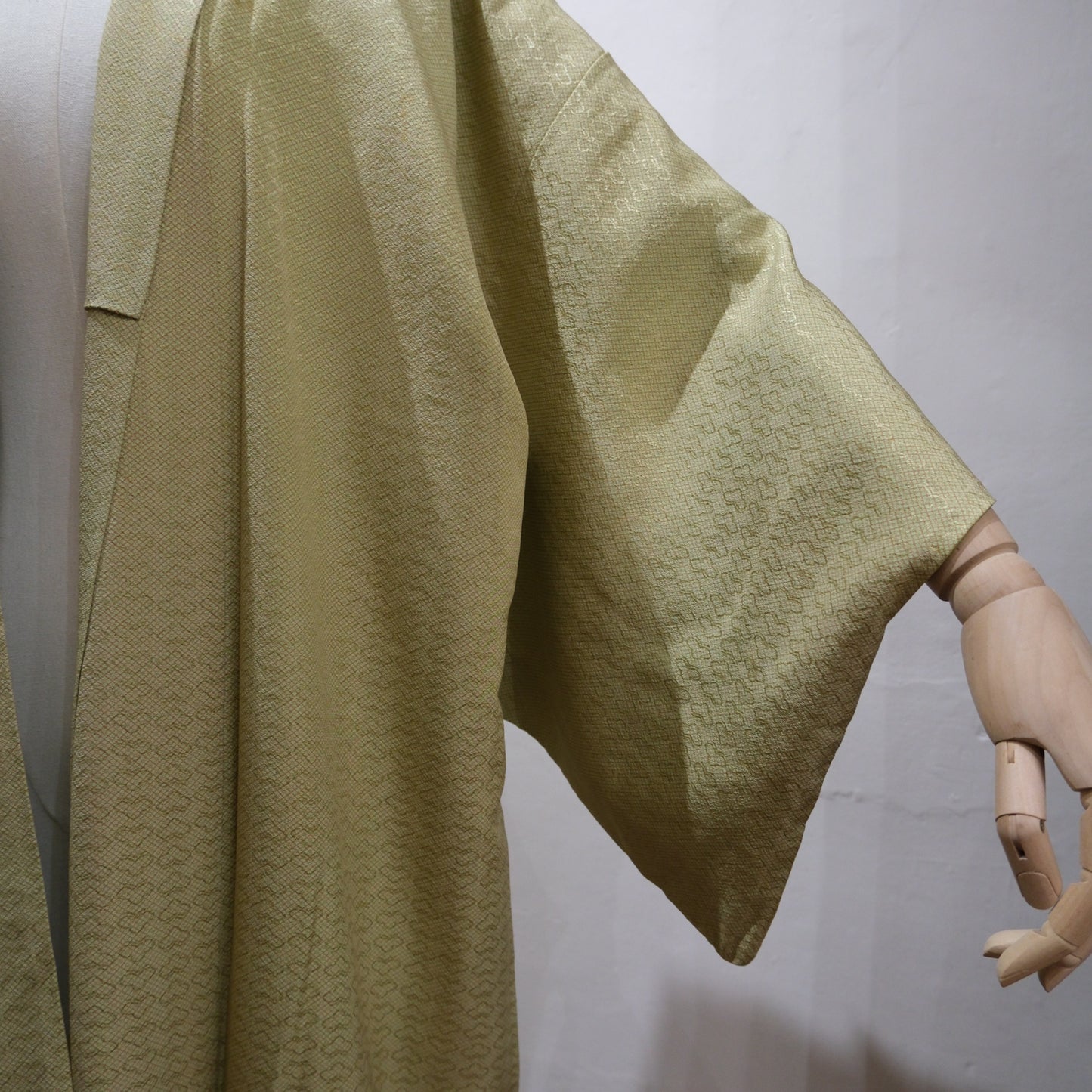 Vintage Japanese Kimono – Soft Sage Green Silk Haori Jacket – Traditional Floral Crest
